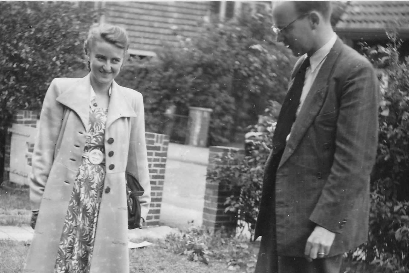 Ilse en Jan Heemstede, 23 Juni 1950. (Verjaardag Oma Marie Santen) Eugene plukt een bloempje ...