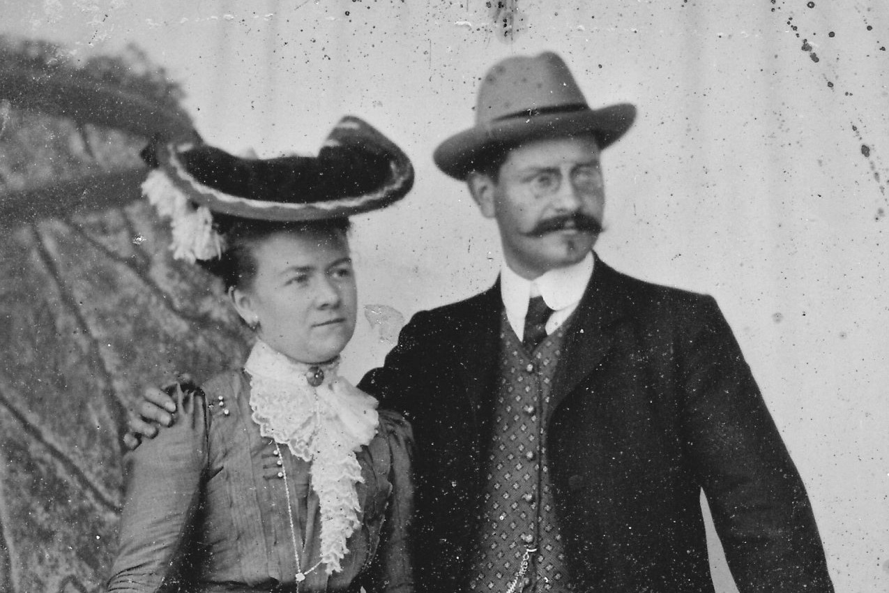 Foto op een glasplaat. Jos van de Kamp en Marie Santen. Is dit hun trouwfoto?